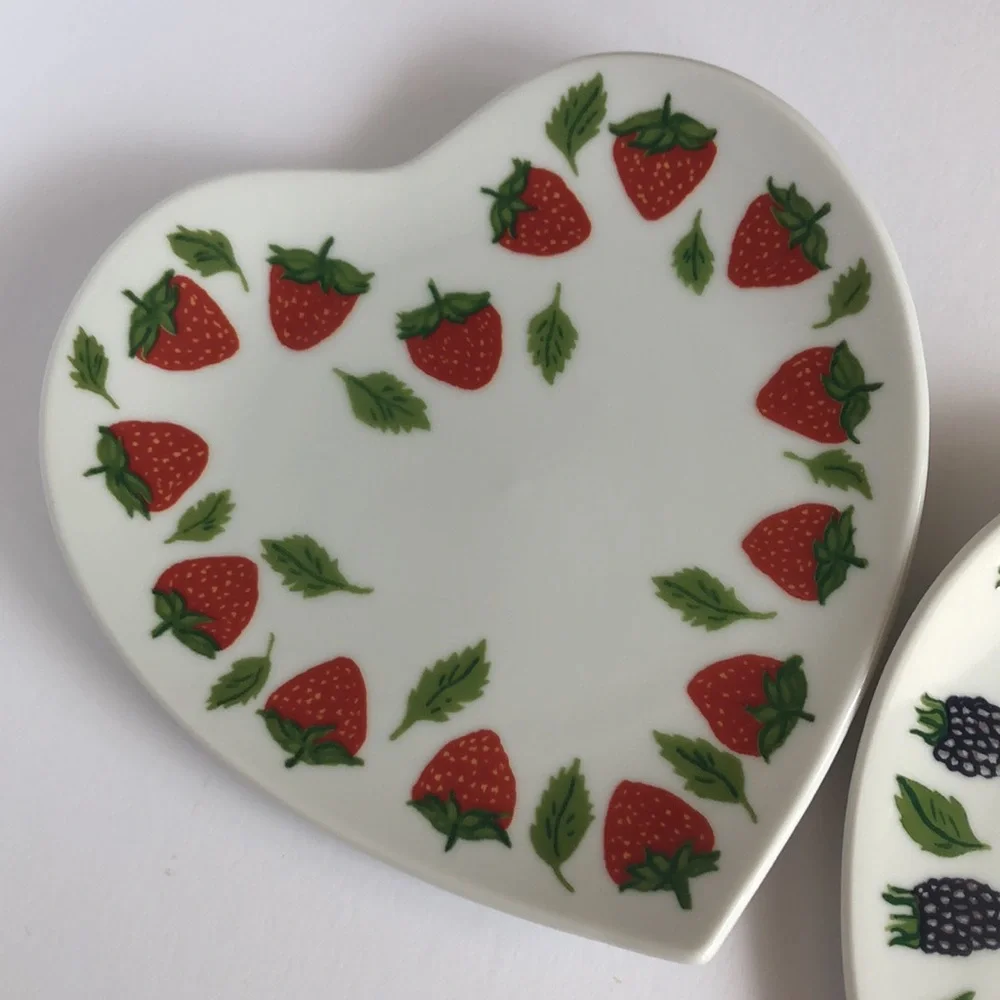 Williams Sonoma Heart Shaped Strawberry And Blackberry Dessert Plates